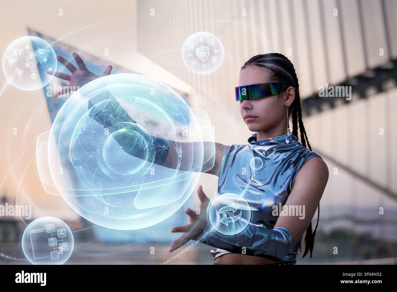 Donna futuristica interagisce con un'interfaccia utente olografica Foto Stock