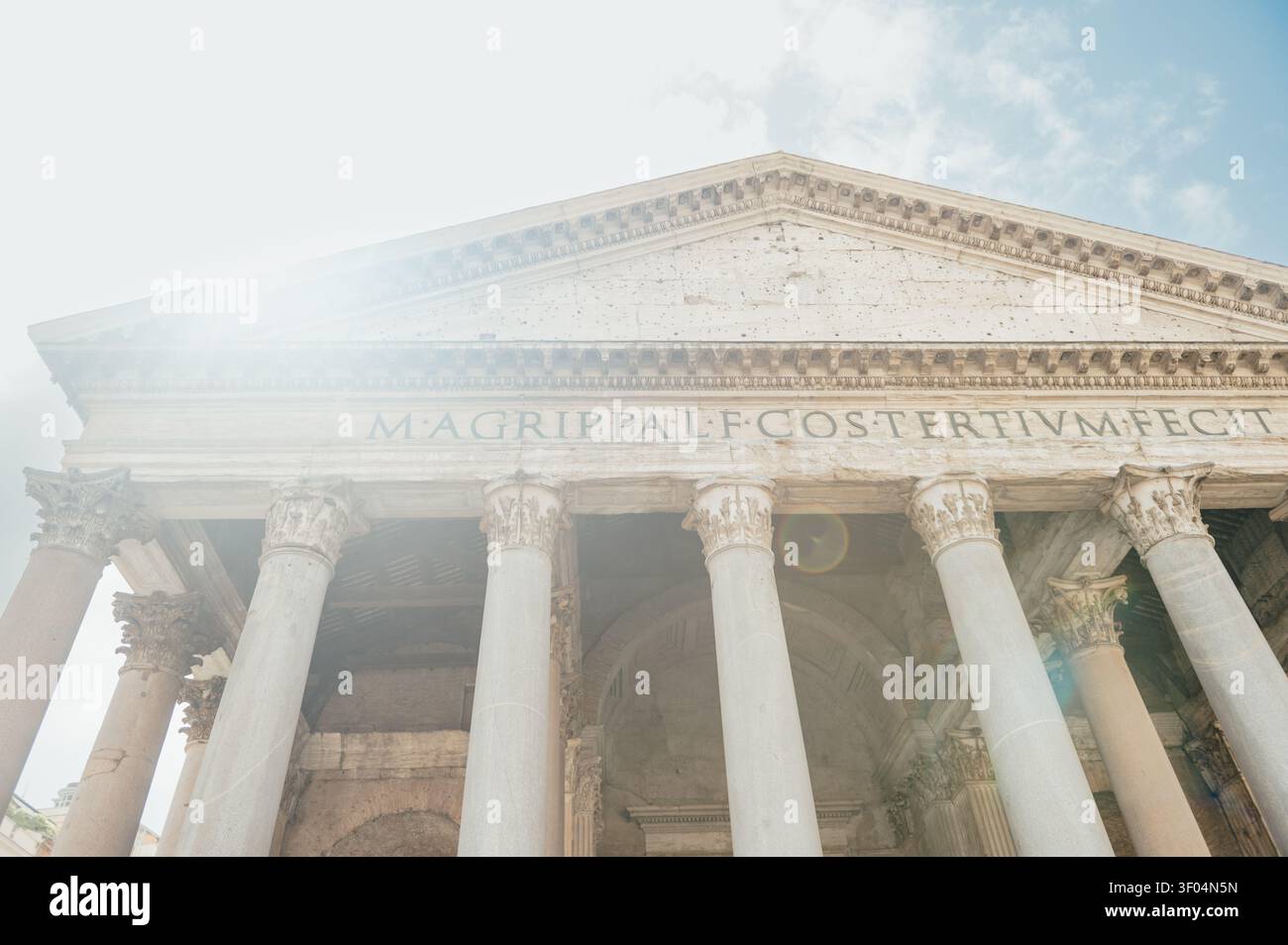 Antico portico illuminato dal sole e iscrizione del Pantheon Foto Stock