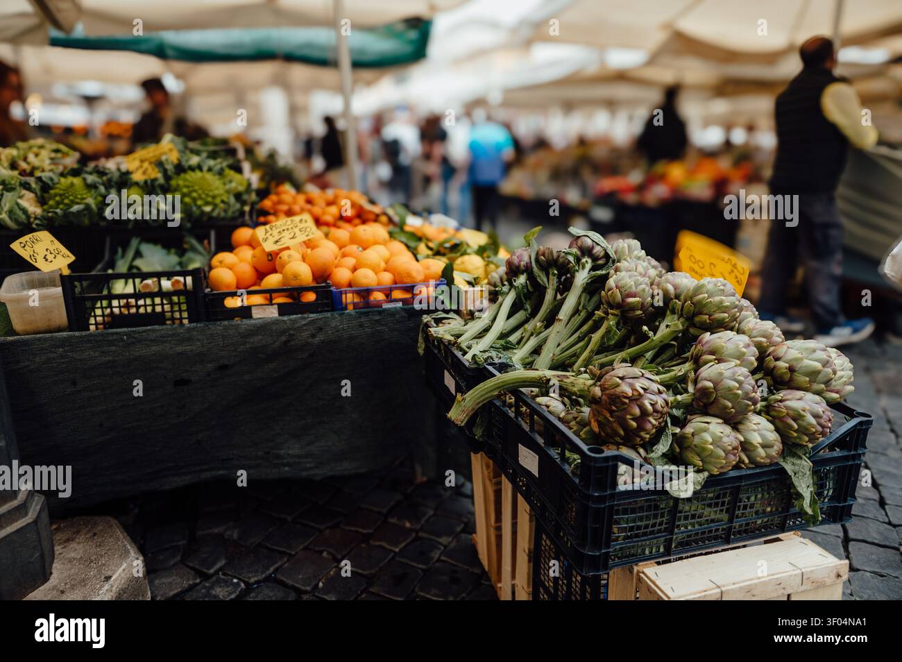 Prodotti freschi in vendita in un vivace mercato di campo de' Fiori a Roma Foto Stock