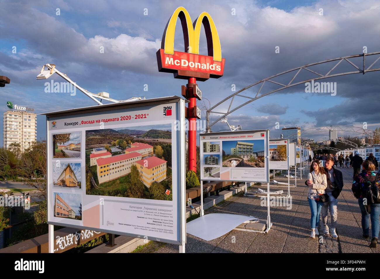 McDonald's firma e cartelloni pubblicitari dei progetti di architettura finiti sul ponte degli amanti / MOST na vlyubenite, quartiere Lozenets, Sofia, Bulgaria, Europa Foto Stock