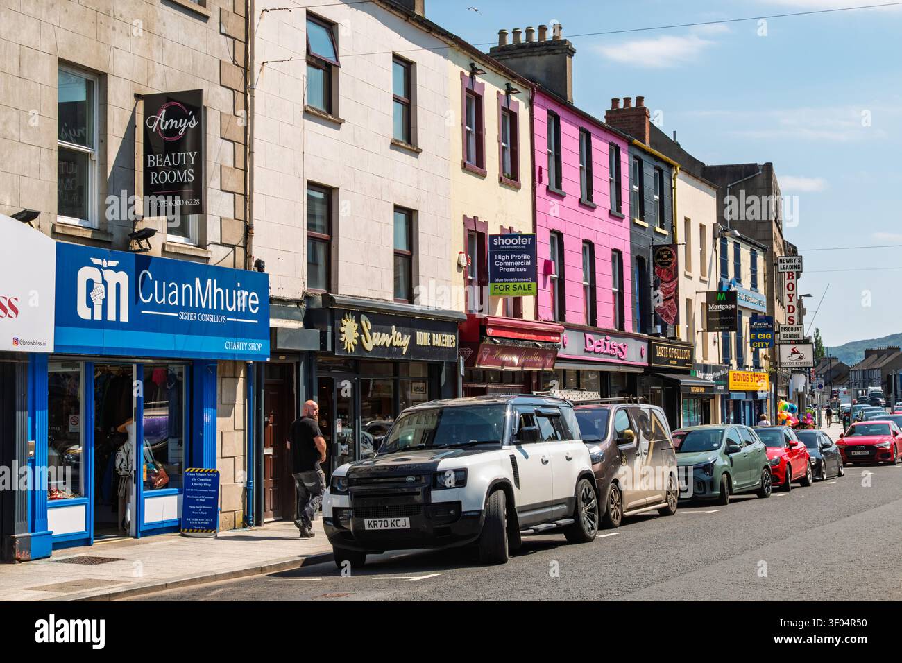 Hill Street una vivace via dello shopping a Newry, Contea di Down, Irlanda del Nord, Regno Unito Foto Stock