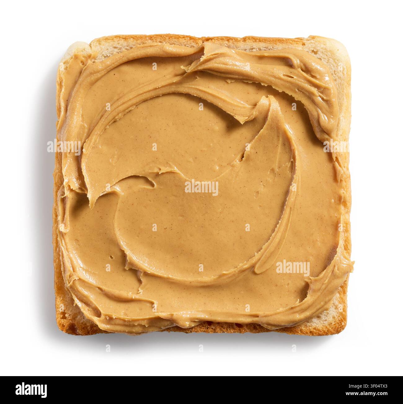 Una fotografia in studio dall'alto di una fetta di toast ricoperta di crema di burro di arachidi. Isolato su uno sfondo bianco e pulito, caratterizzato da un aspetto semplice e curativo Foto Stock