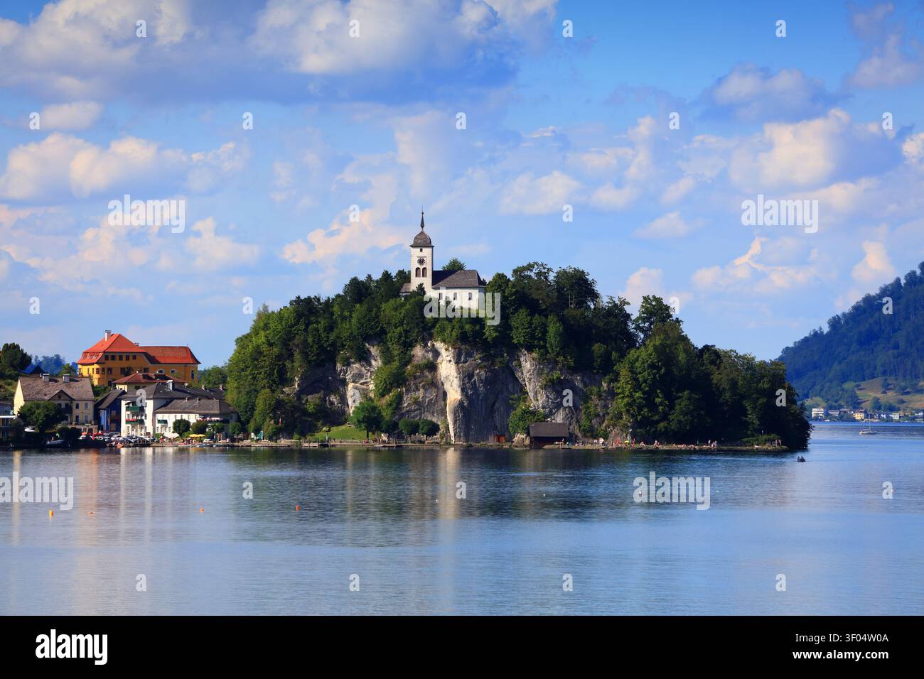 Lago di montagna Traunsee nelle Alpi austriache. Austria paesaggio nella regione Salzkammergut. Traunkirchen città sul lago Traun. Foto Stock