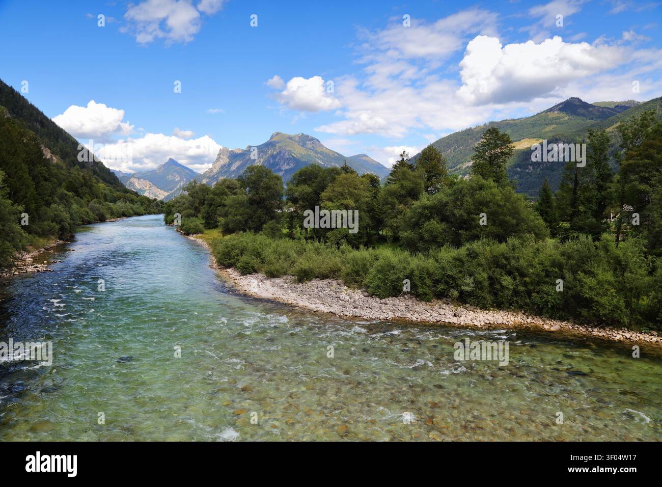 Vista estiva del fiume Traun nelle Alpi austriache. Paesaggio austriaco nella regione del Salzkammergut. Foto Stock