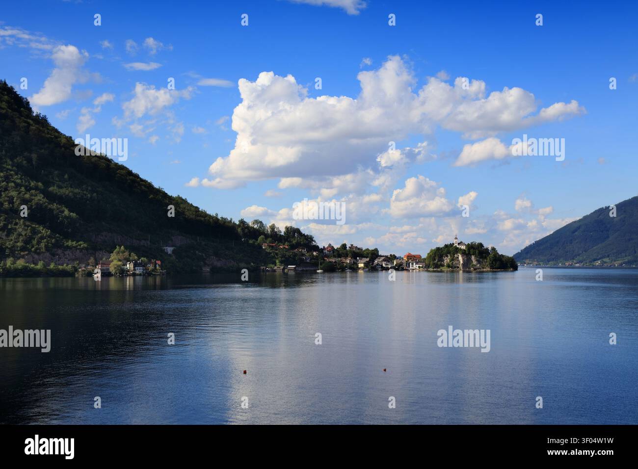 Lago di montagna Traunsee nelle Alpi austriache. Austria paesaggio nella regione Salzkammergut. Traunkirchen città sul lago Traun. Foto Stock