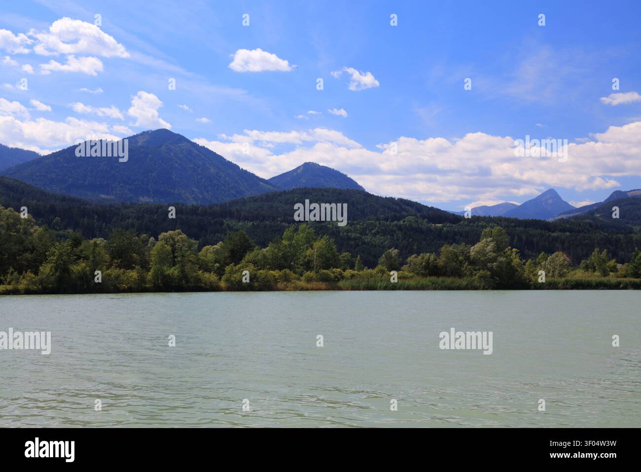 Paesaggio del fiume Drava vicino alla città di Spittal an der Drau in Austria. Estate nelle Alpi. Foto Stock