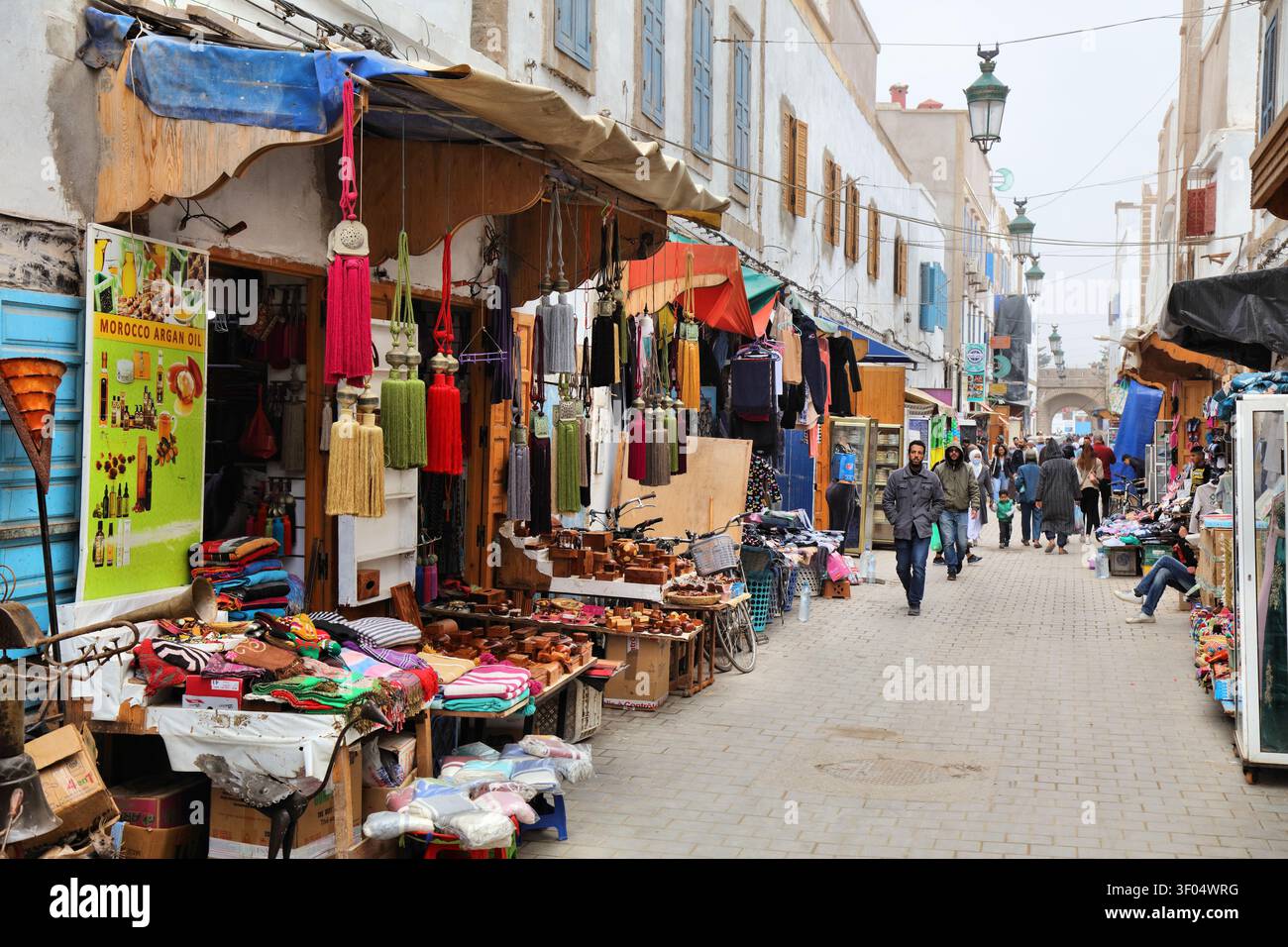 ESSAOUIRA, MAROCCO - 26 FEBBRAIO 2022: La gente visita i negozi della medina (Città Vecchia) di Essaouira, Marocco. La medina è un sito patrimonio dell'umanità dell'UNESCO. Foto Stock