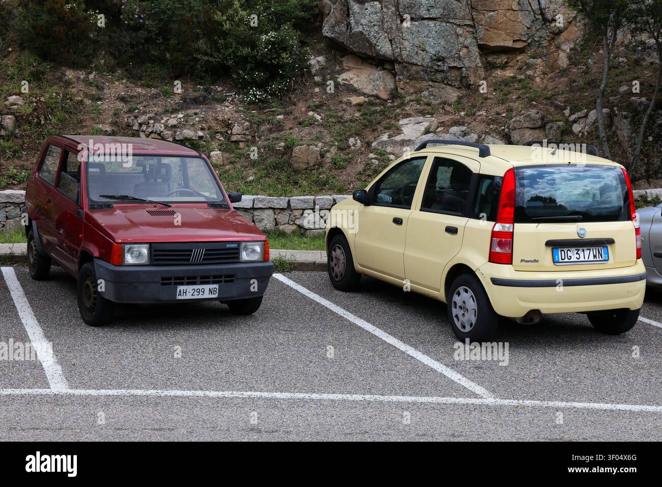 SARDINIA, ITALIA - 24 MAGGIO 2023: Due generazioni di piccole auto italiane Fiat Panda parcheggiate sull'isola della Sardegna. Foto Stock