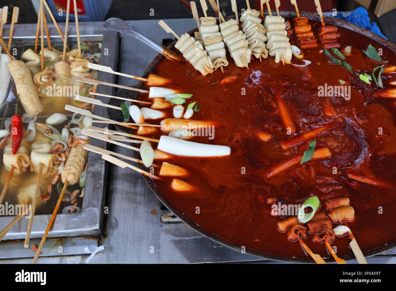 Torta di pesce e oden di verdure, cibo da strada a Busan, Corea del Sud. Cibo coreano. Foto Stock