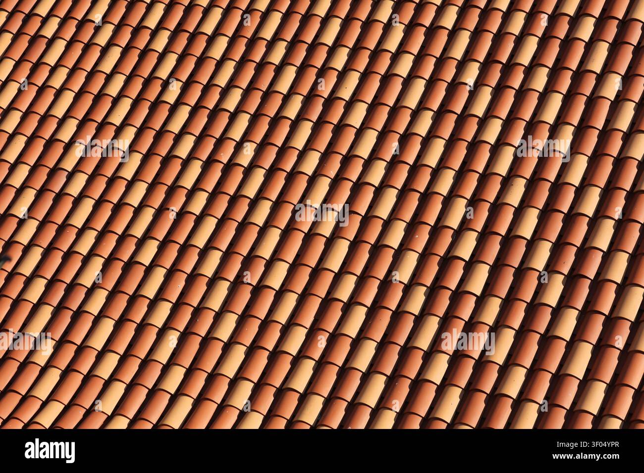 Nuove tegole di tetto in terracotta cotta a Dubrovnik, Croazia. Tetto in tegole di stile mediterraneo arancione rosso. Foto Stock