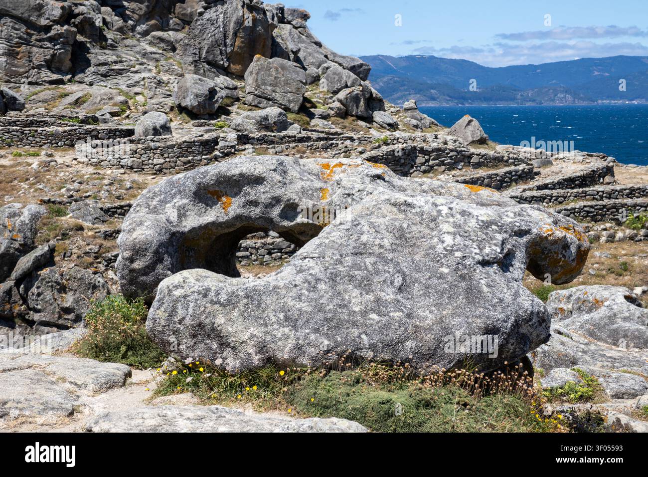 Rovine celtiche preistoriche di Castro de Baroña a Porto do Son, Galizia, Spagna. Antiche case circolari in pietra dell'età del ferro e fortezza Foto Stock