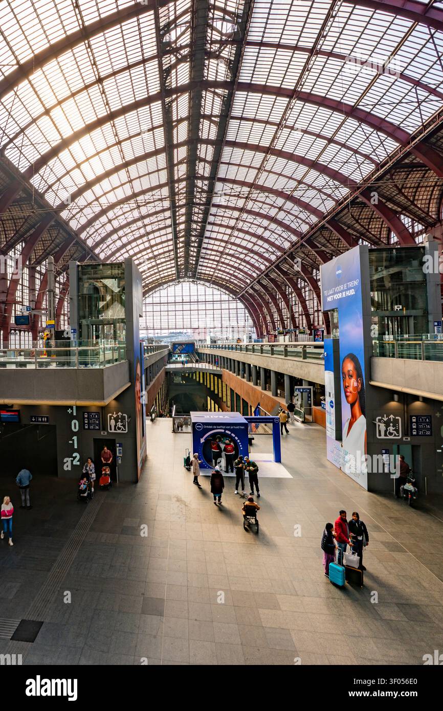 Il massiccio tetto in vetro della Stazione Centrale di Anversa in Belgio. Lastre di policarbonato sostituiscono il vetro in un restauro post-bellico da danni causati da razzi V2 Foto Stock