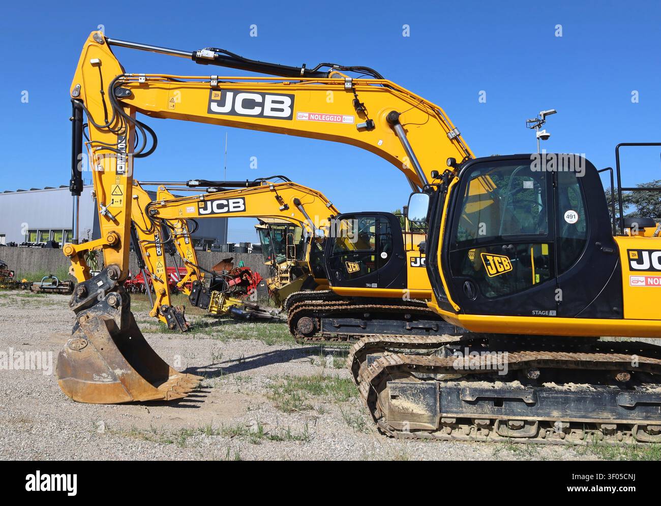 Pradamano, Italia. 28 giugno 2025. Tre escavatori pesanti JCB in fila presso il concessionario ufficiale del produttore britannico di attrezzature pesanti. Foto Stock
