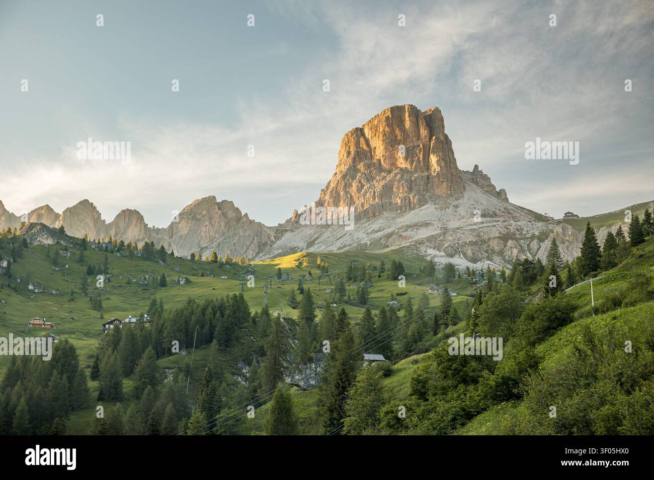 Vista panoramica di maestosi picchi montuosi e valli verdi delle Dolomiti Foto Stock