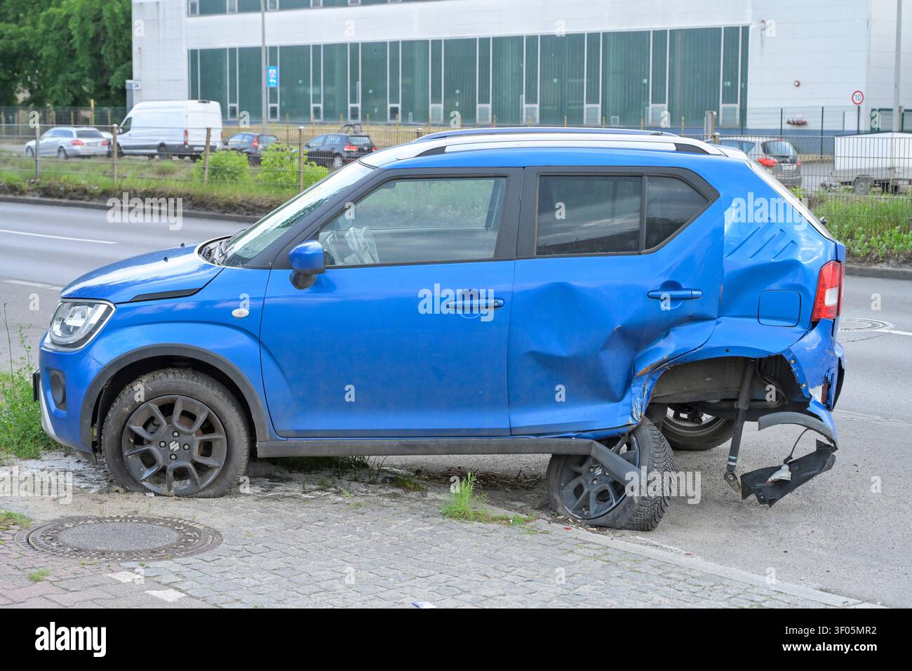 Auto rotta dopo incidente stradale, assicurazione simbolica per responsabilità fotografiche, perdita totale Foto Stock
