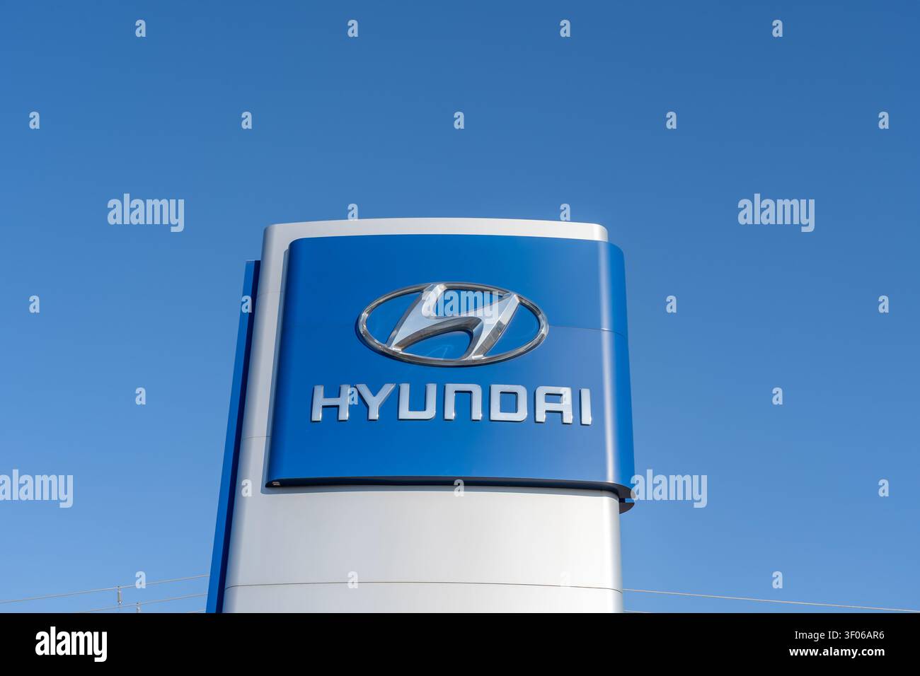 Primo piano di un cartello della concessionaria Hyundai contro un cielo blu limpido. Austin, Texas, USA. Foto Stock