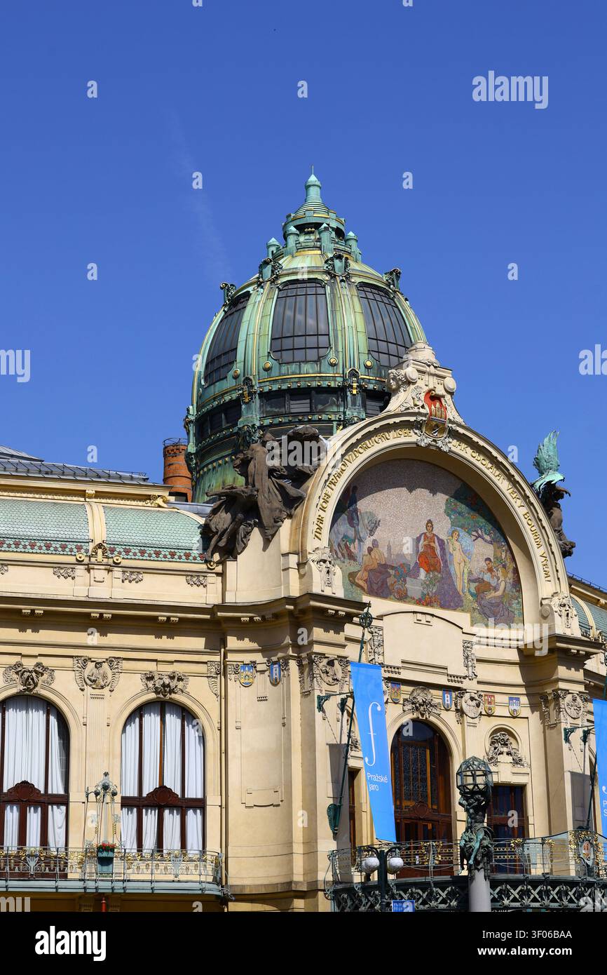 Primo piano della suggestiva facciata, dell'opera mosaicata e della cupola in rame della famosa Casa Municipale di Praga, che mostra una bellissima architettura Art Nouveau Foto Stock