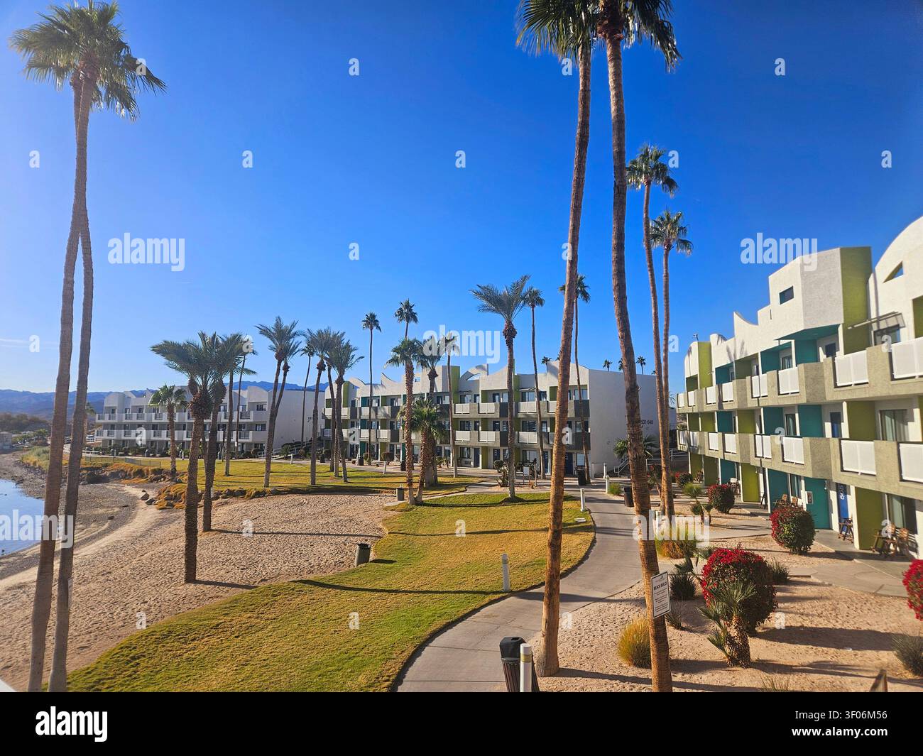 Camere di resort nautico sul lungomare con vista sul lago Foto Stock