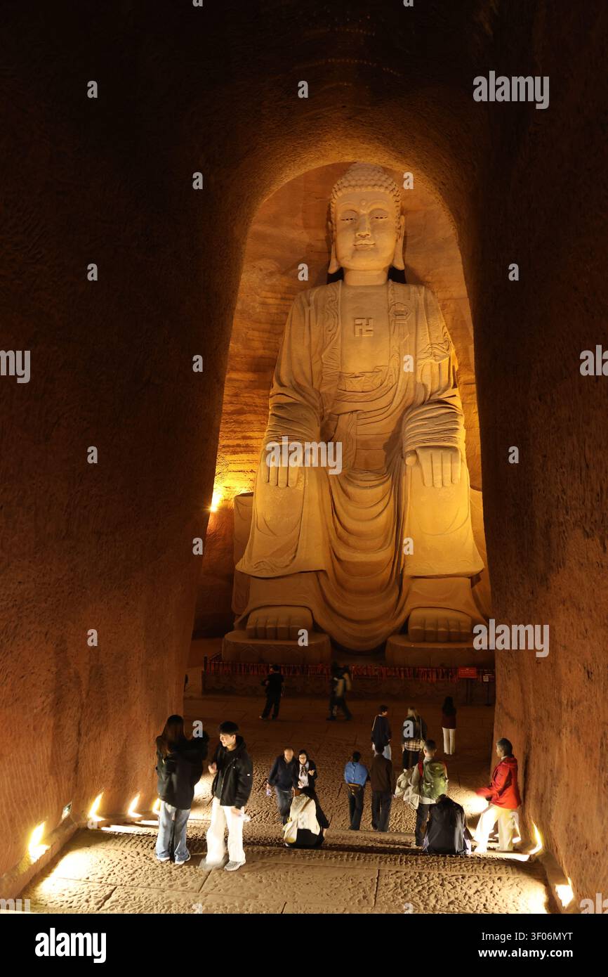 Leshan, Cina – 10 nov 2025: Statua gigante di Buddha alta 33 metri scavata in una parete montana sotterranea del Parco Buddha Orientale Foto Stock