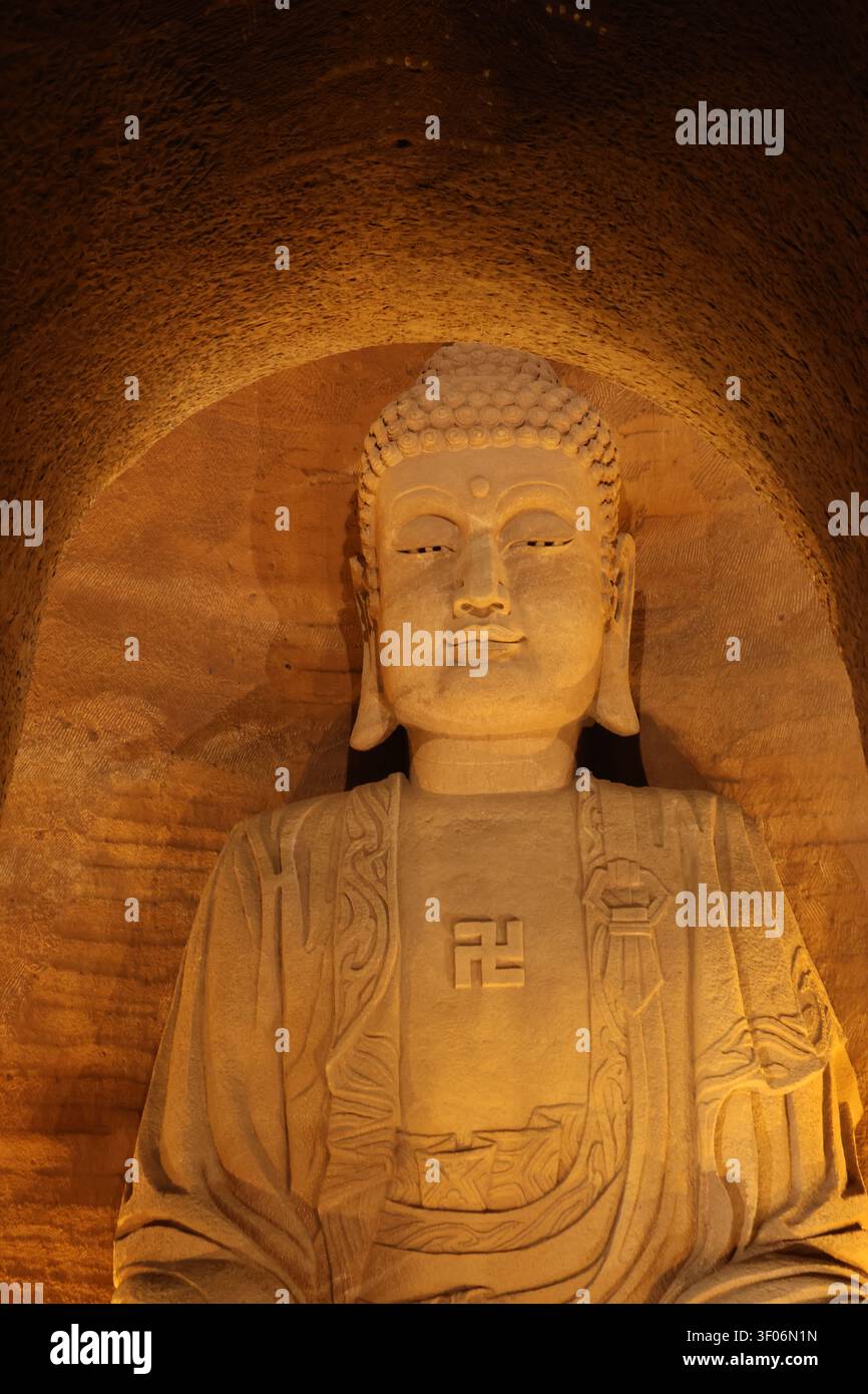 33 metri di altezza per la gigantesca statua di Buddha scolpita in una parete rocciosa sotterranea del Parco Buddha Orientale, Leshan, provincia del Sichuan in Cina Foto Stock