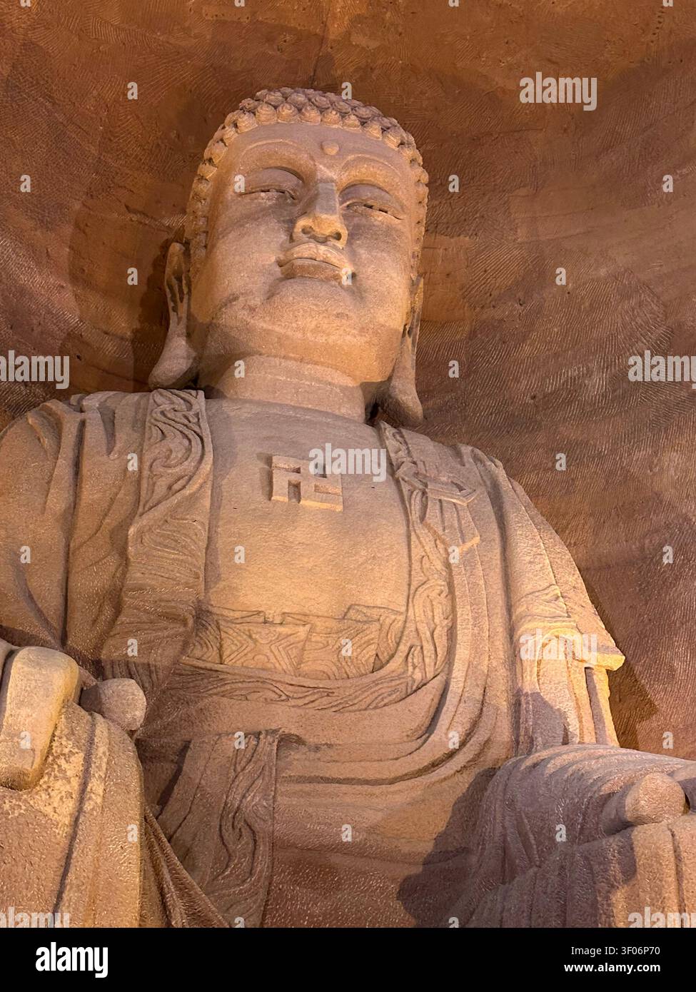 33 metri di altezza per la gigantesca statua di Buddha scolpita in una parete rocciosa sotterranea del Parco Buddha Orientale, Leshan, provincia del Sichuan in Cina Foto Stock