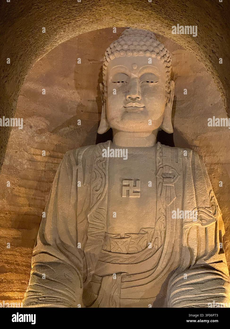 33 metri di altezza per la gigantesca statua di Buddha scolpita in una parete rocciosa sotterranea del Parco Buddha Orientale, Leshan, provincia del Sichuan in Cina Foto Stock