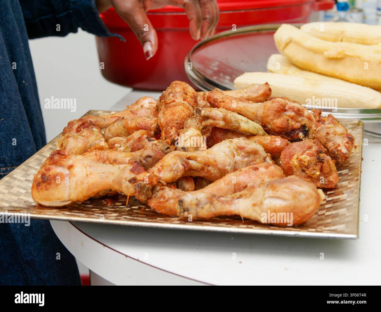 Pezzi di pollo stagionato preparati per la cottura a un evento catered Foto Stock