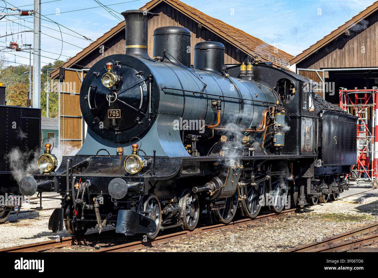 Antica locomotiva a vapore svizzera A 3/5 705 al Festival del Treno a Vapore 2022 al deposito locomotive di Koblenz nell'Aargau, Svizzera. Vista di profilo laterale. Foto Stock