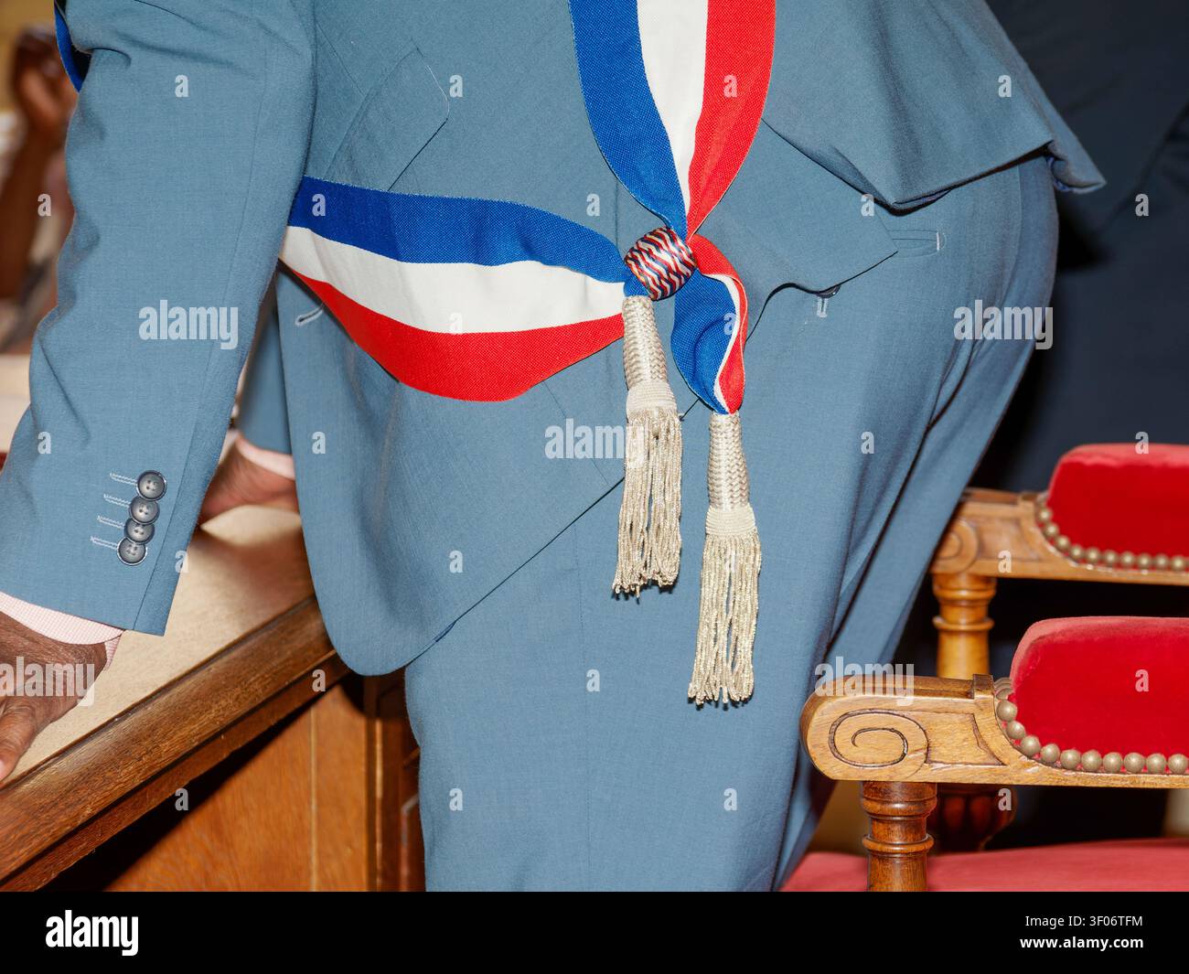 Funzionario francese che indossa una fascia tricolore cerimoniale durante una cerimonia civile Foto Stock