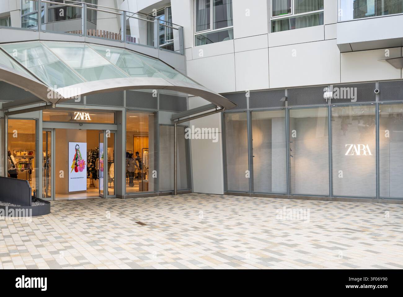 Ingresso di un negozio Zara in un moderno quartiere commerciale. Londra, Regno Unito, 26 luglio 2023 Foto Stock