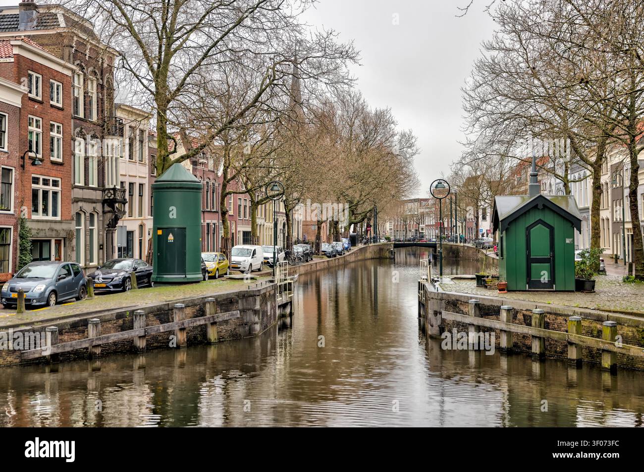 Canale residenziale fiancheggiato da case tradizionali olandesi a Gouda, Olanda Meridionale, Paesi Bassi. Foto Stock