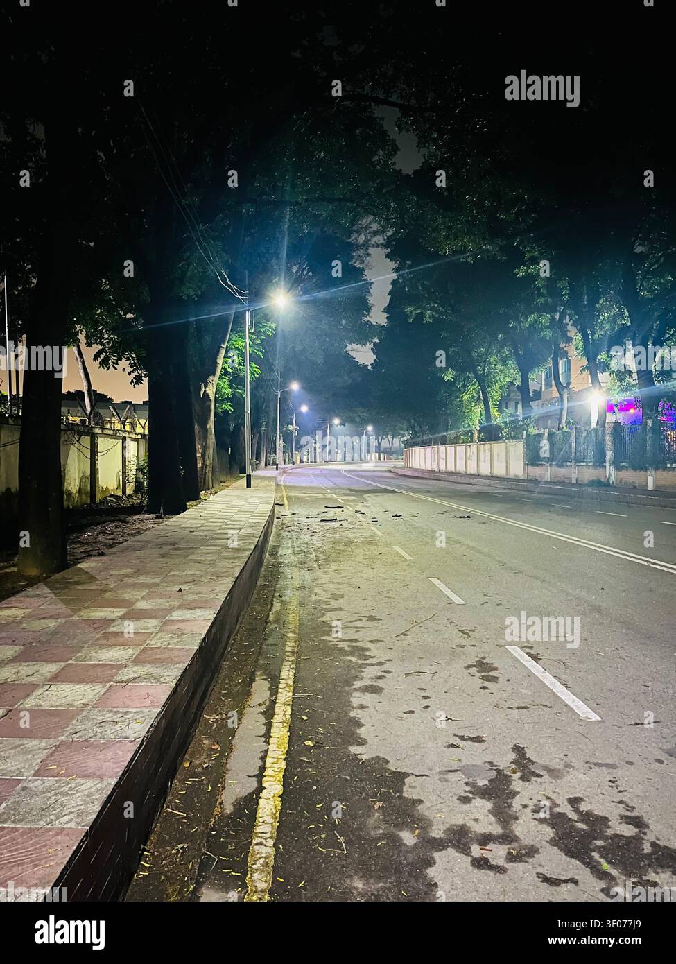 Luci notturne che illuminano lo skyline di Dacca, Bangladesh. - Immagine stock catturata con smartphone