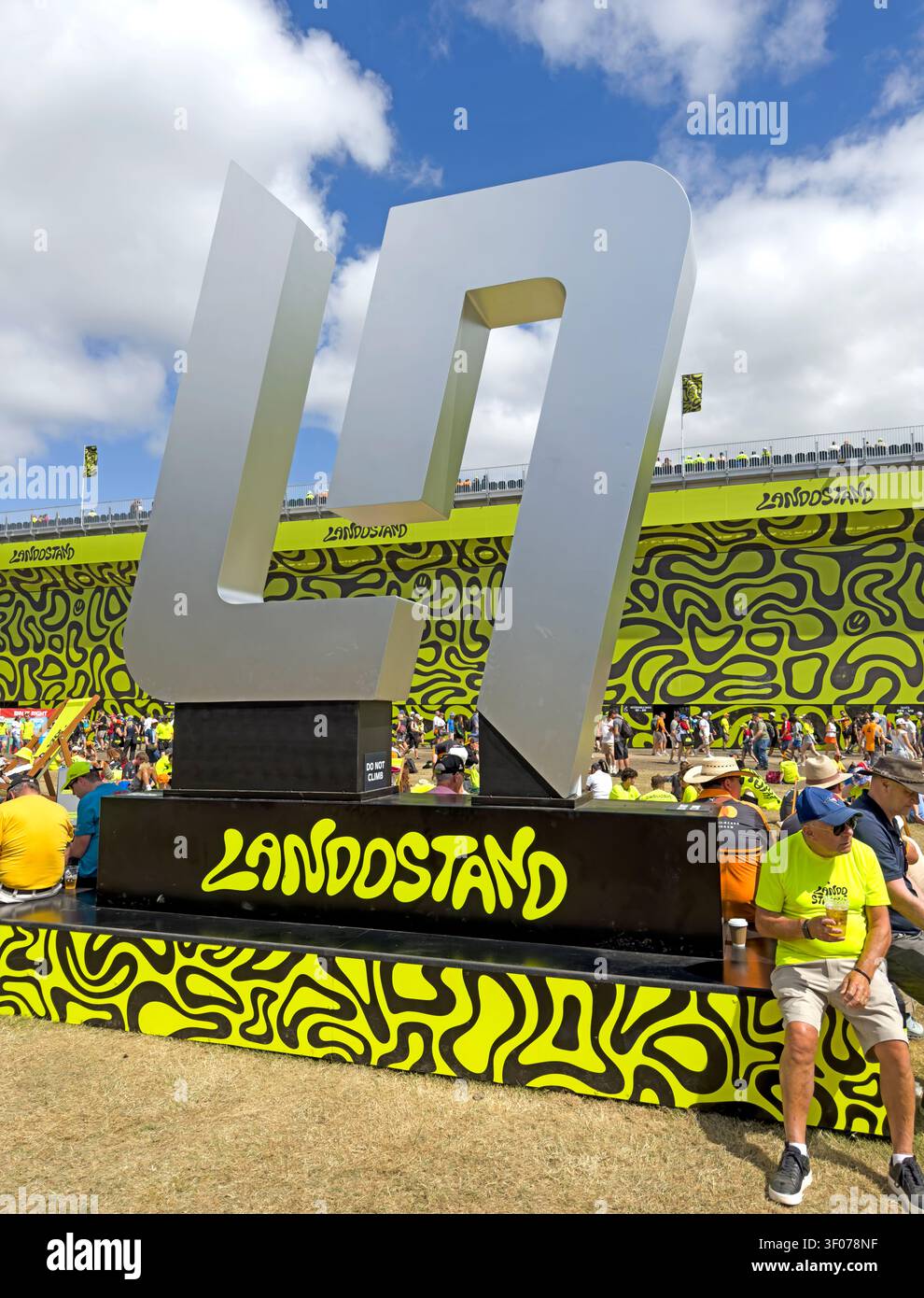 Grande scultura del logo LN Lando Norris fuori dal Landostand26 a Silverstone durante il Gran Premio di Gran Bretagna, 05 lug 2026 Foto Stock