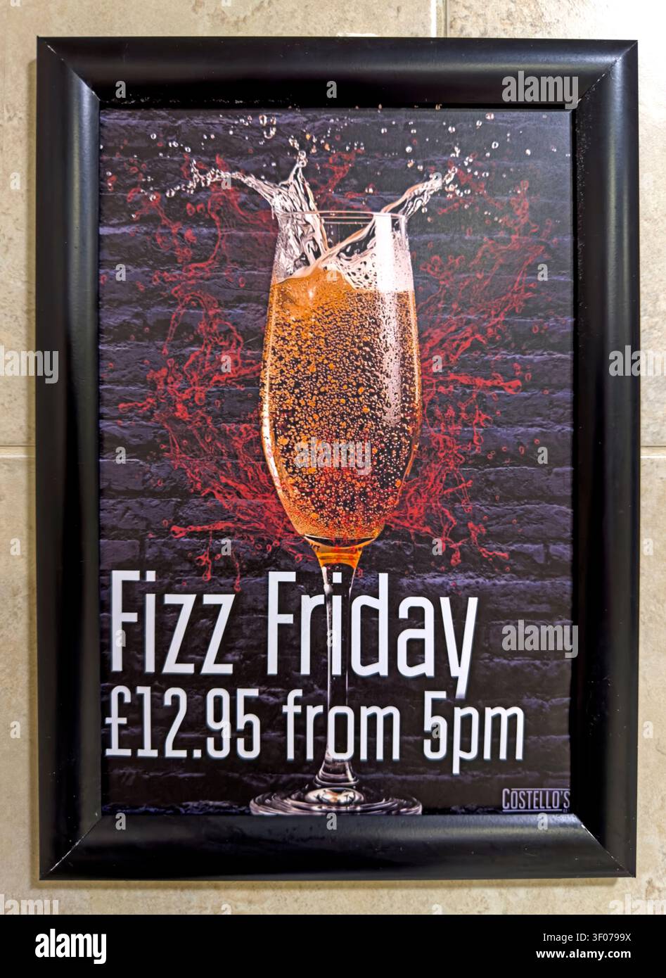 Locandina Fizz Friday che pubblicizza una bottiglia di prosecco a £12,95 dalle 17:00 al Costello's Bar nel Time Square, Warrington WA1 Foto Stock