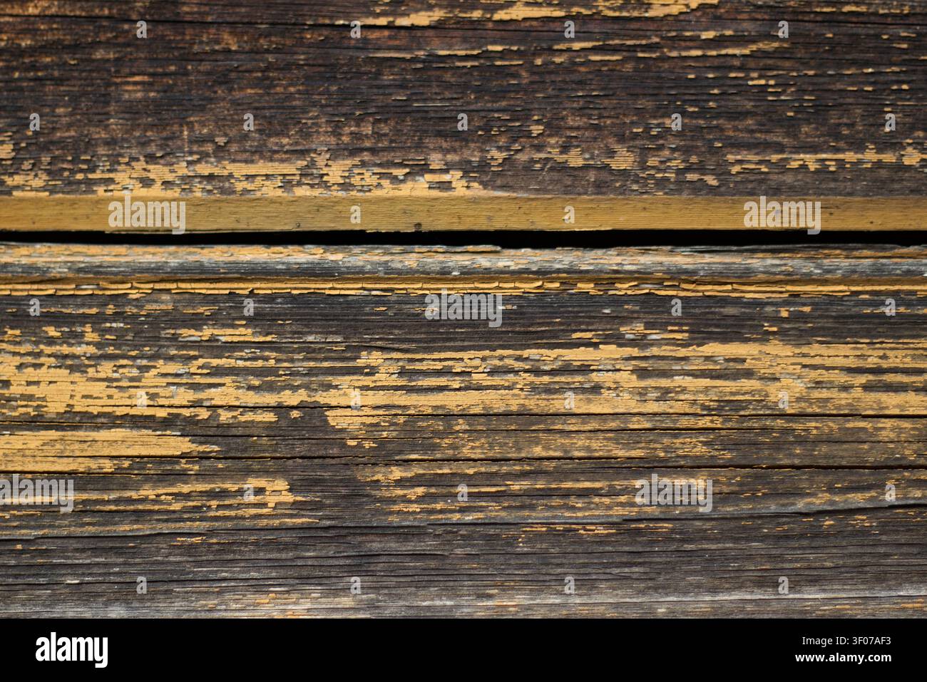 Legno vecchio con vernice gialla scrostata Foto Stock
