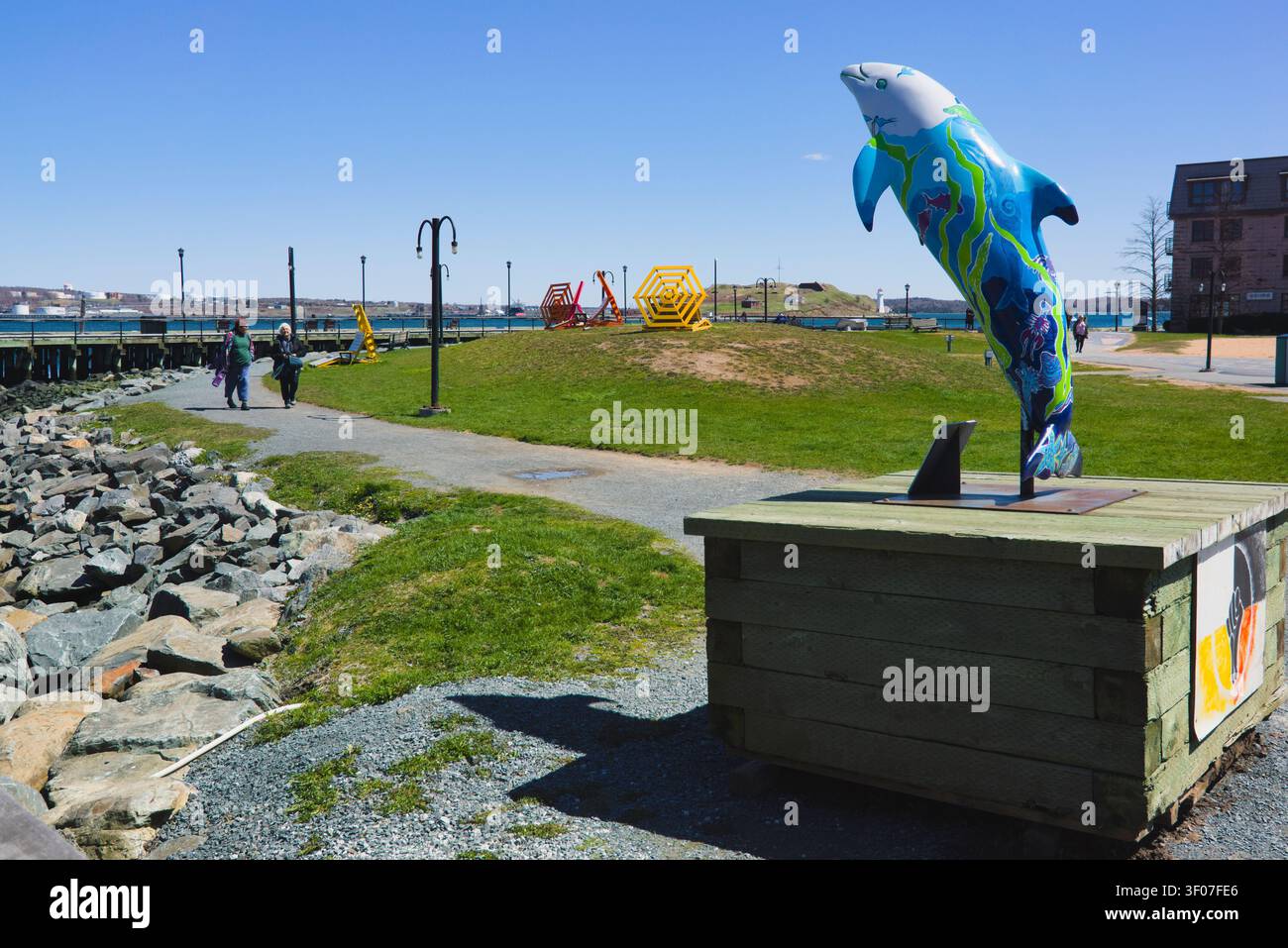 Scultura colorata di porpoise esposta lungo il lungomare di Halifax, Nuova Scozia, Canada. Foto Stock
