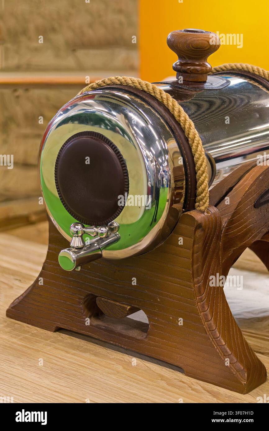 Barile in acciaio inossidabile per spiriti di brandy che funge da resistente vaso di fermentazione e caldaia di distillazione Foto Stock