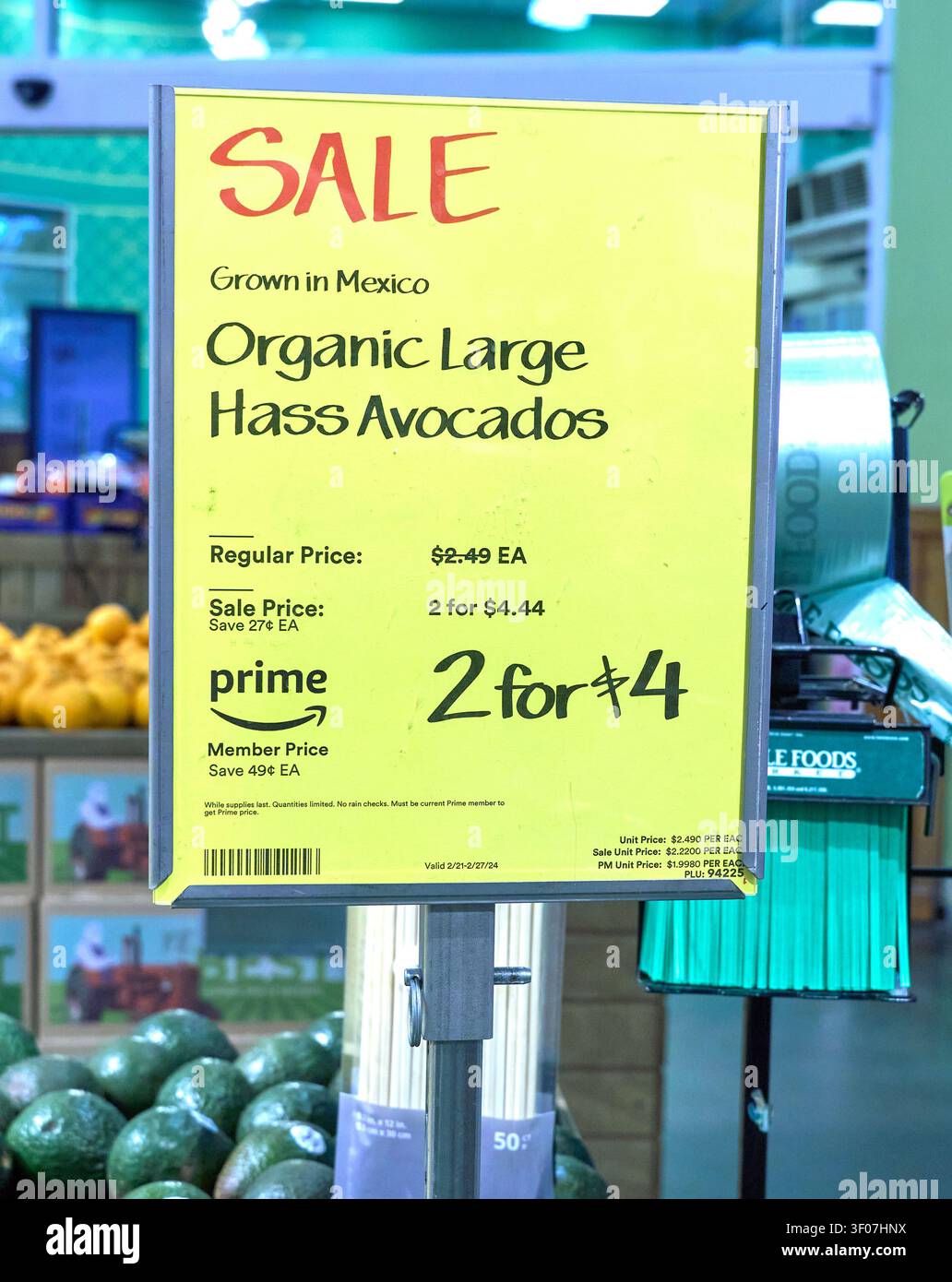 ADDISSON, Texas, Stati Uniti d'America - 24 FEBBRAIO 2024: Un cartello di vendita in un negozio Whole Foods pubblicizza uno sconto sugli avocado organici di grandi dimensioni coltivati in Messico. Intero Foto Stock