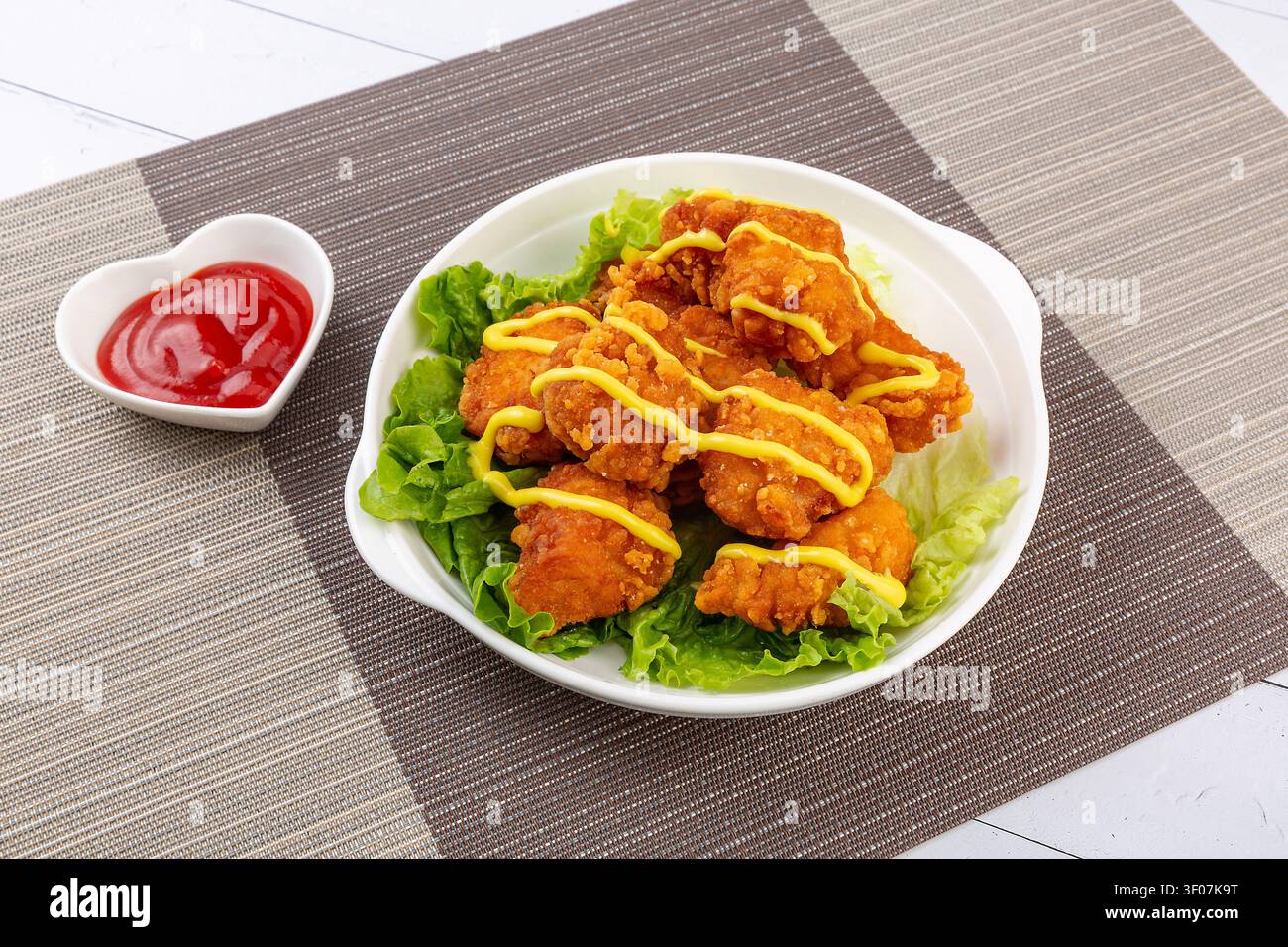 Nuggets di pollo croccanti fritti con glassa di senape dolce in stile coreano Foto Stock