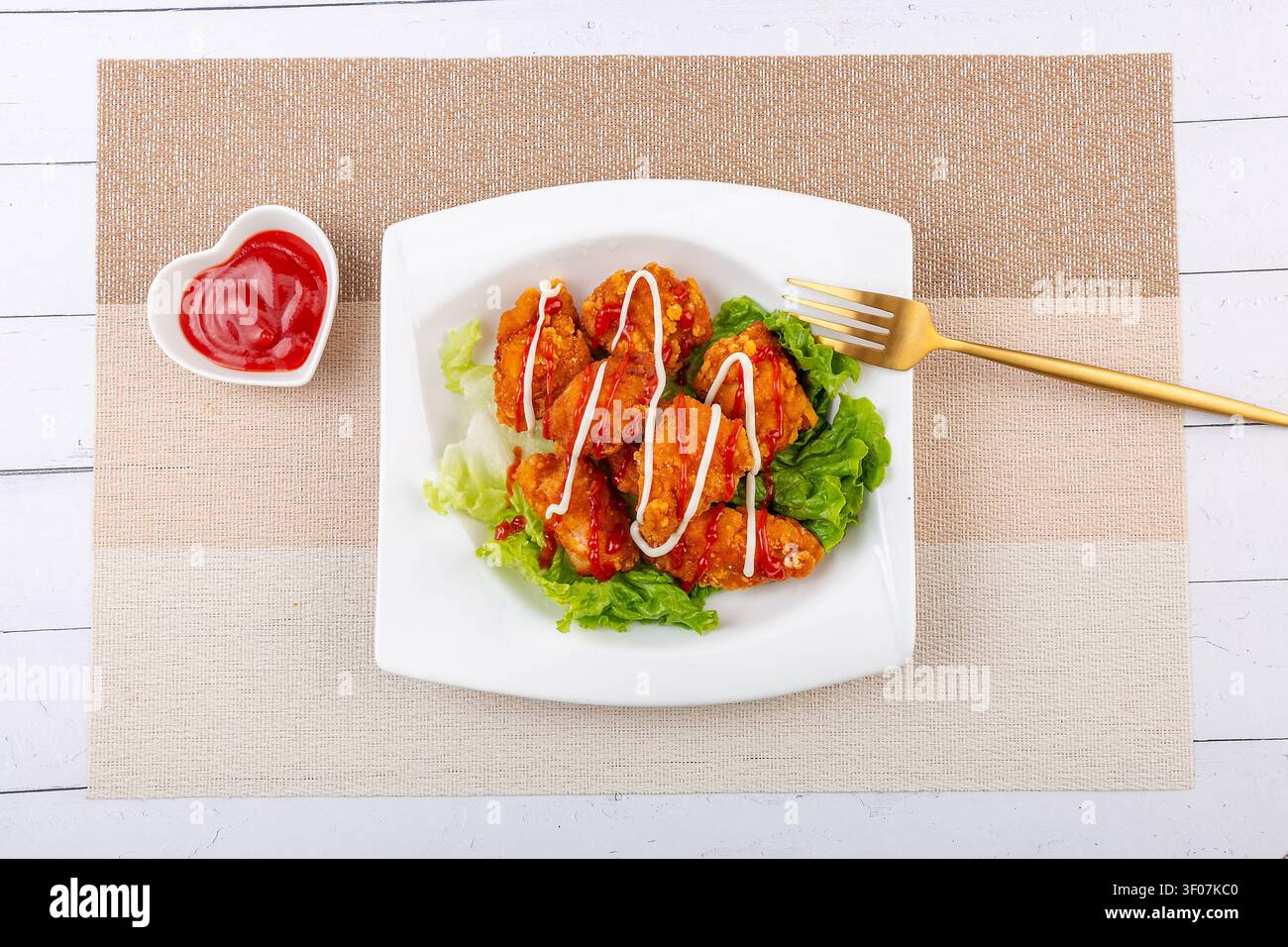 Nuggets di pollo croccanti fritti con glassa di senape dolce in stile coreano Foto Stock