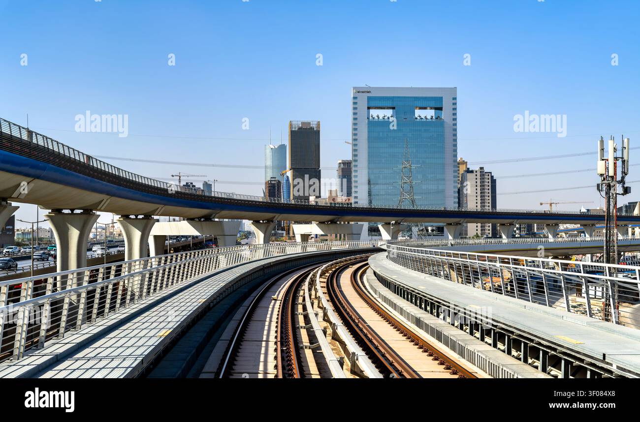Riyad, Arabia Saudita - 20 febbraio 2026: Binari elevati della rete metropolitana di Riyad vicino alla Torre Al Nakhlah nel Distretto Finanziario del Re Abdullah Foto Stock