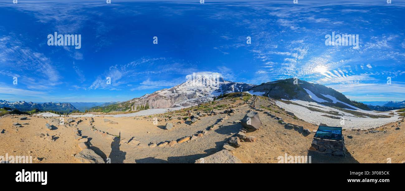 Stato di Washington, Stati Uniti, 24 giugno 2026 - Un'ampia vista panoramica della vetta innevata del Monte Rainier nello stato di Washington, caratterizzata da una roccia Foto Stock