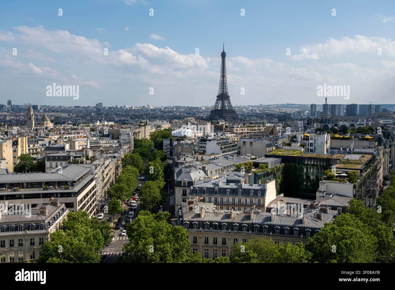 Parigi, Francia, 06 giugno 2024 - Paesaggio urbano panoramico che mostra la Torre Eiffel, i tetti parigini classici e le strade alberate rigogliose. Foto Stock