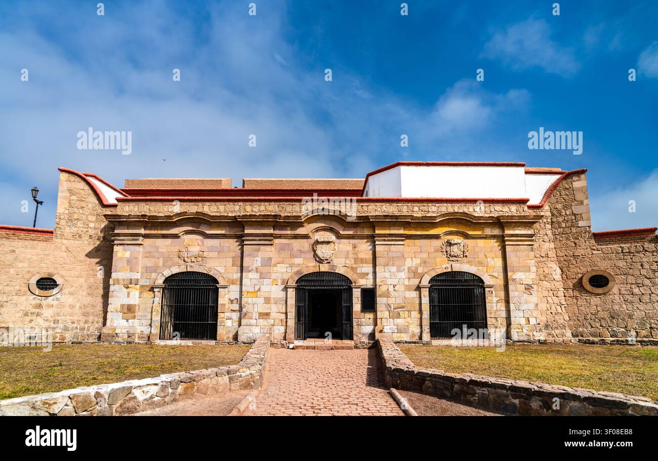 Una vista ad ampio angolo della storica facciata in pietra e dell'ingresso della vera Fortezza Felipe sotto un cielo blu a Callao, Perù. Foto Stock