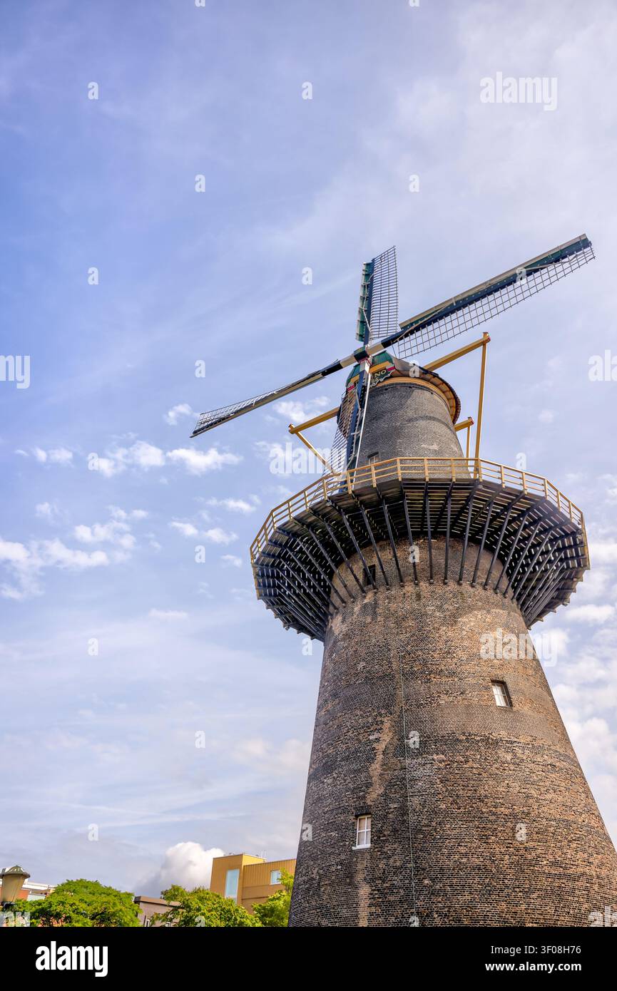 Mulino a vento storico su una torre sotto un cielo blu a Schiedam, Olanda Meridionale, Paesi Bassi. Foto Stock