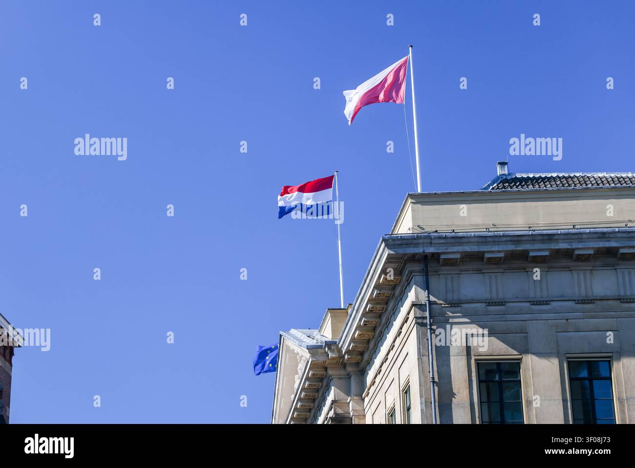 Bandiere municipali olandesi e di Utrecht che sventolano sopra edifici storici nel centro di Utrecht, Paesi Bassi. Foto Stock