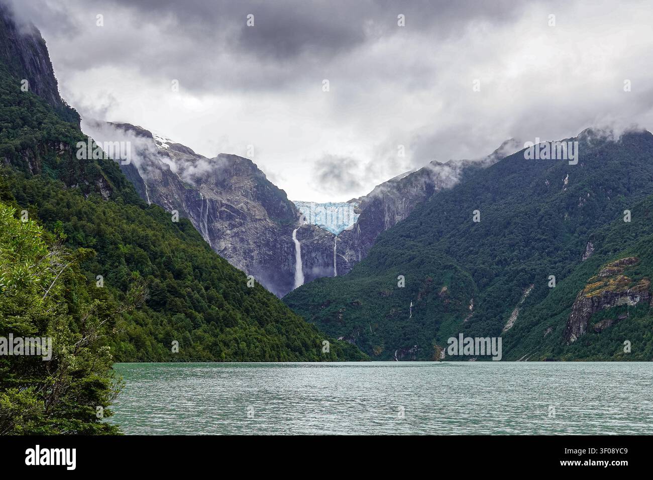 Ghiacciaio sospeso o Glaciar colgante nel Parco Nazionale di Queulat, Patagonia, Cile Foto Stock