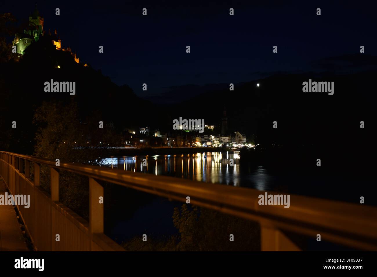 Cochem in una notte d'estate Foto Stock