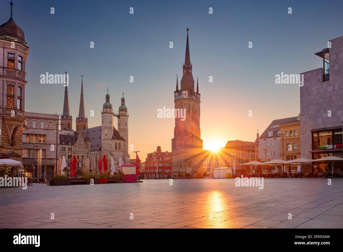 Halle, Germania. Immagine del paesaggio urbano del centro storico di Halle (Saale) con la Torre Rossa e la piazza del mercato con uno splendido tramonto estivo. Foto Stock
