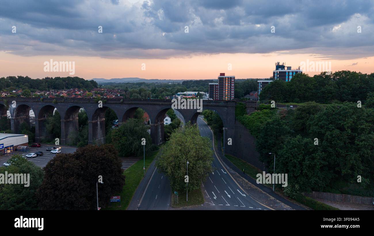 Viadotto di Hoobrook sopra Chester Road South a Kidderminster durante una drammatica serata estiva !!!   Vista aerea con drone del viadotto di Hoobrook che si estende su Chest Foto Stock